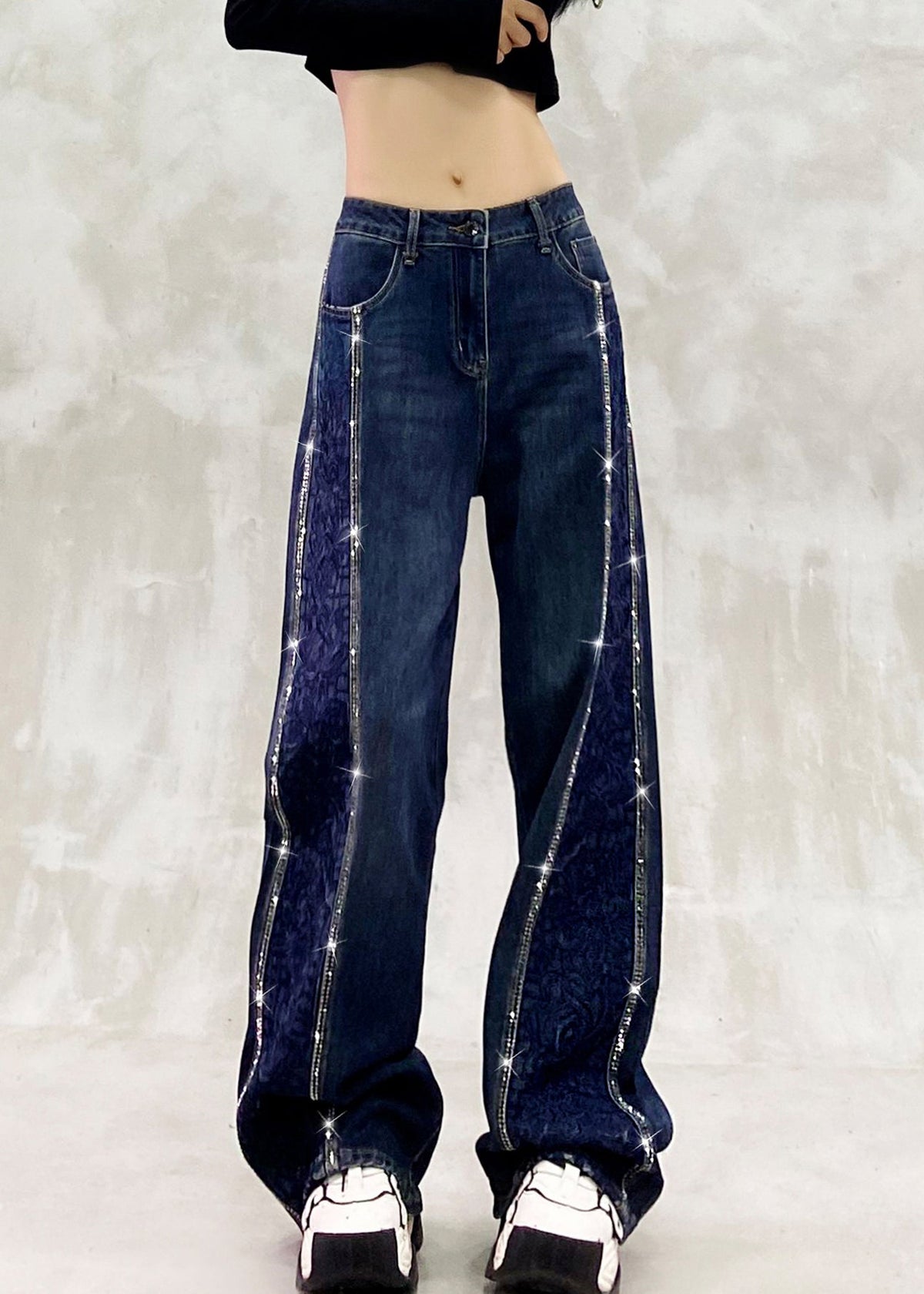 Effortlessly Elegant Pants with a Timeless Design