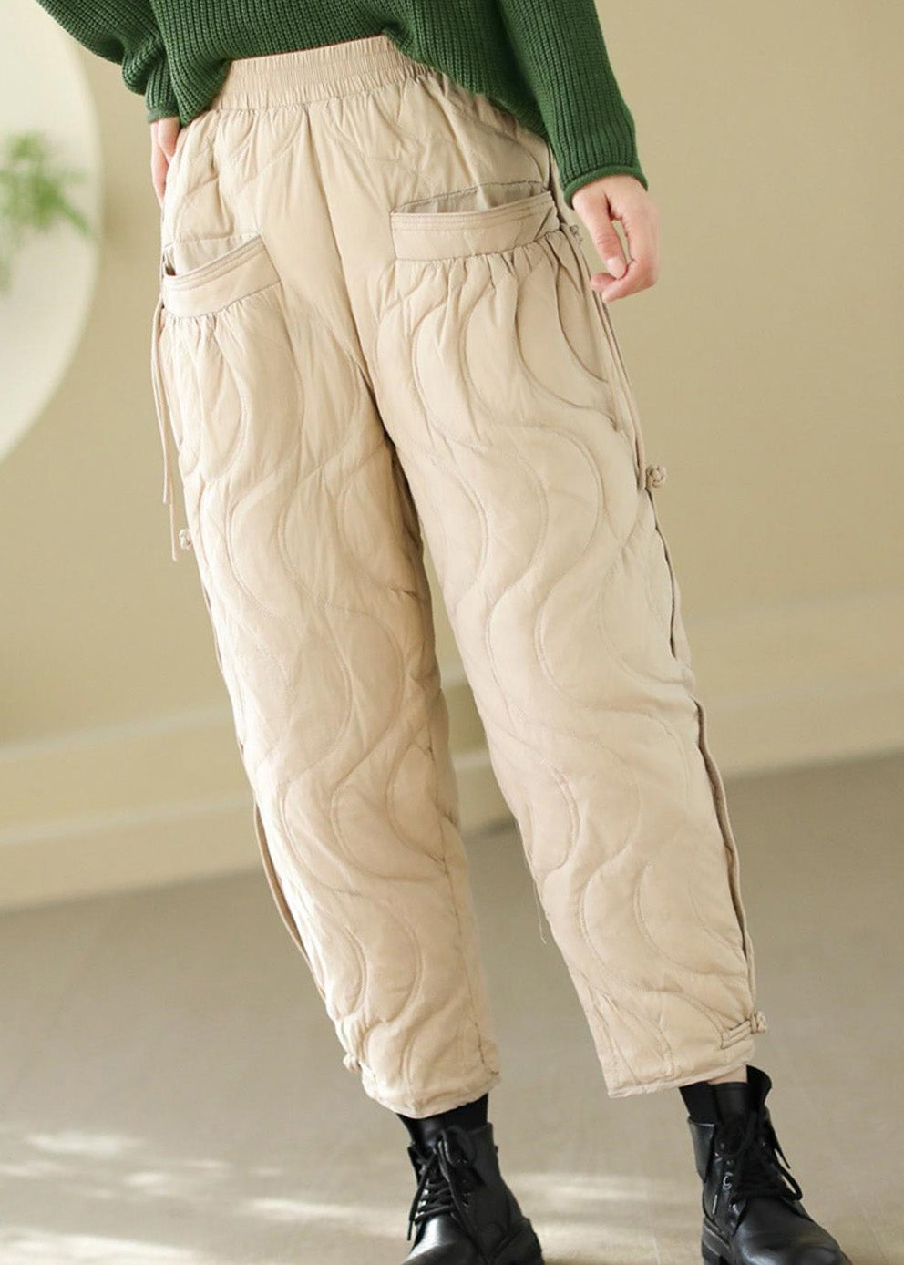 Effortlessly Elegant Pants with a Timeless Design
