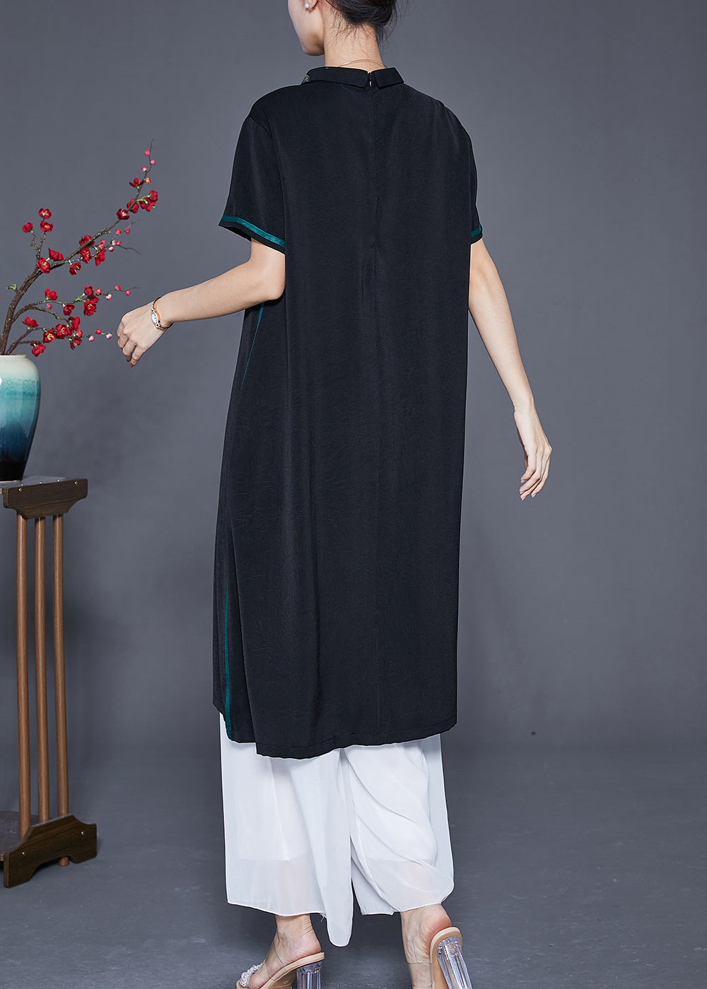 Effortlessly Elegant Dress with a Timeless Design