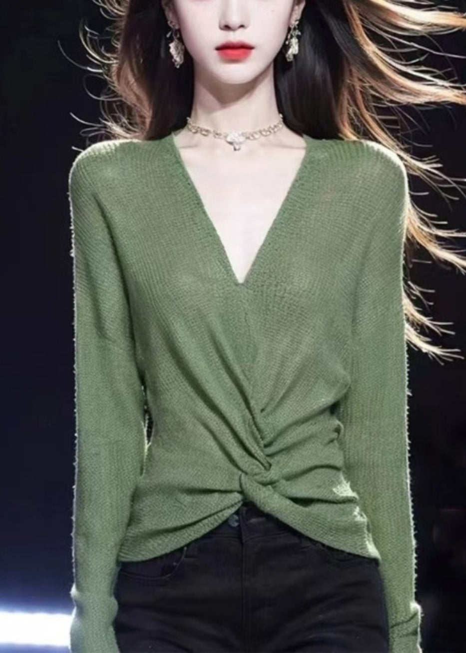 Well Tailored Sweater with a Graceful Silhouette