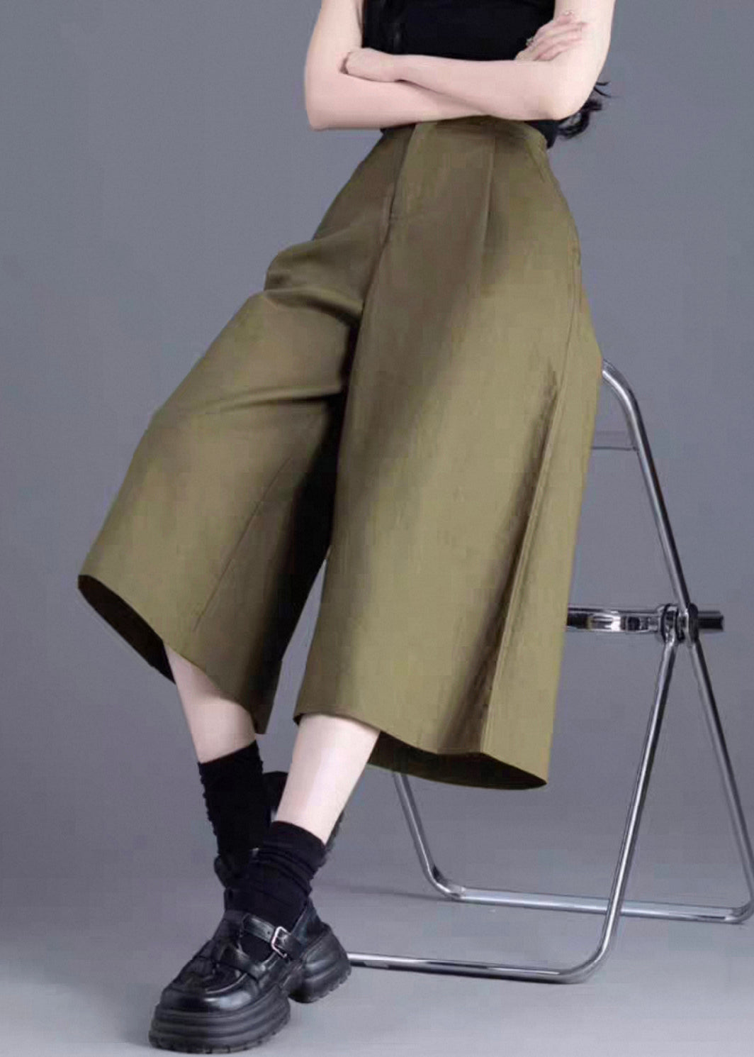 Effortlessly Elegant Pants with a Timeless Design