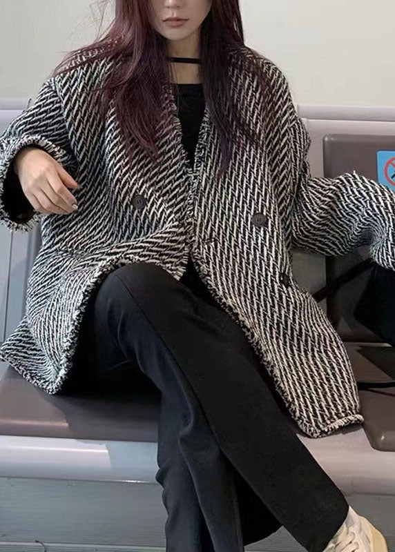 Well Tailored Coat with a Graceful Silhouette