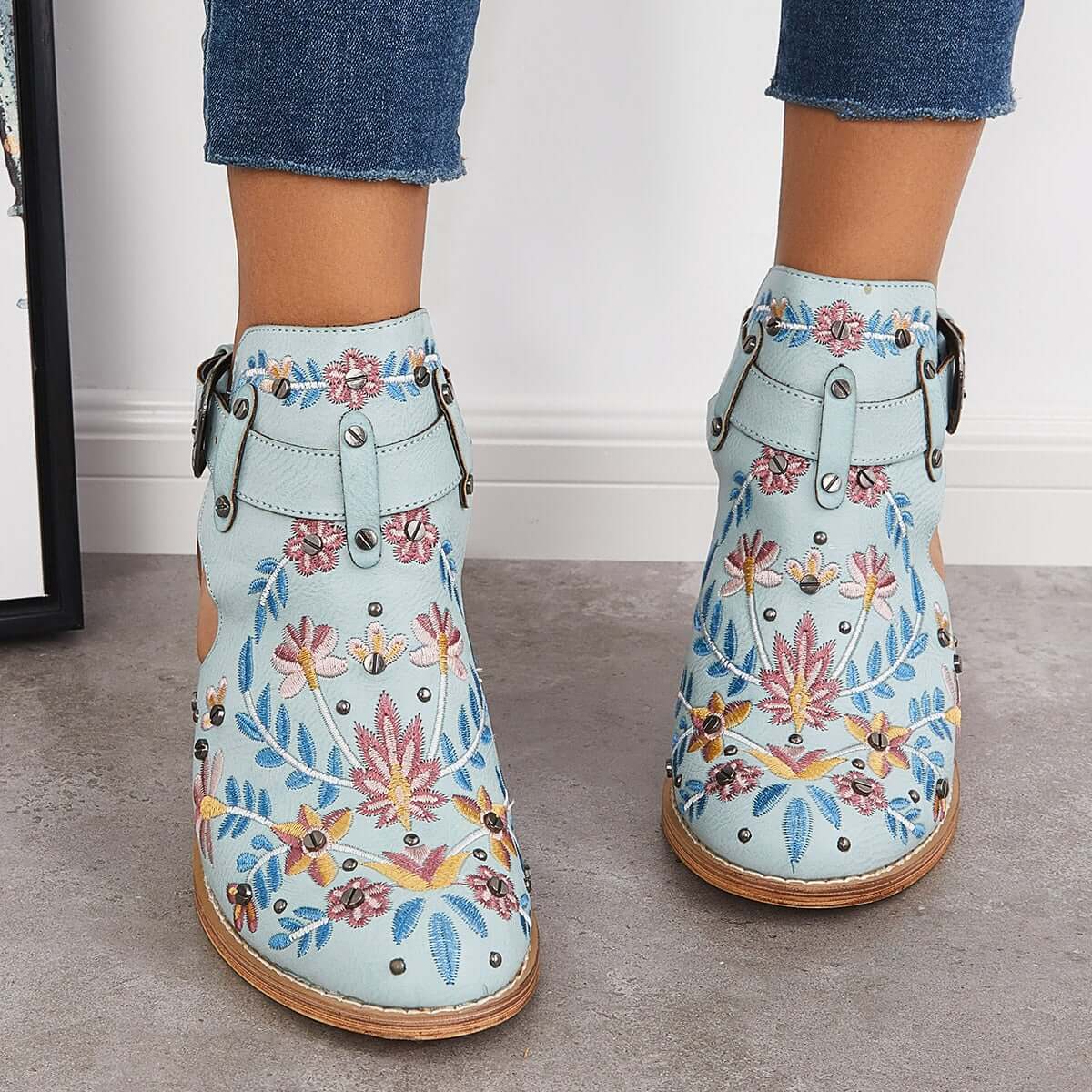 Chic Orthopedic Sandals with Unique Design