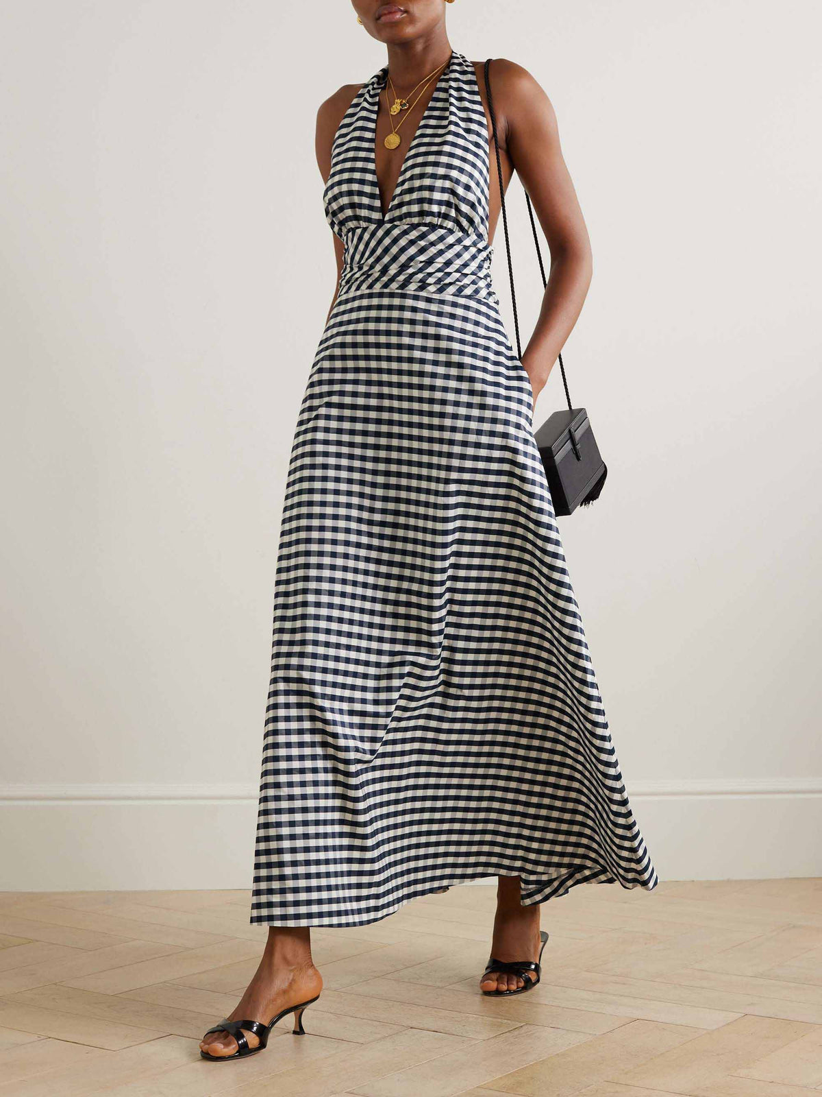 Beautifully Finished Dress in a Timeless Design