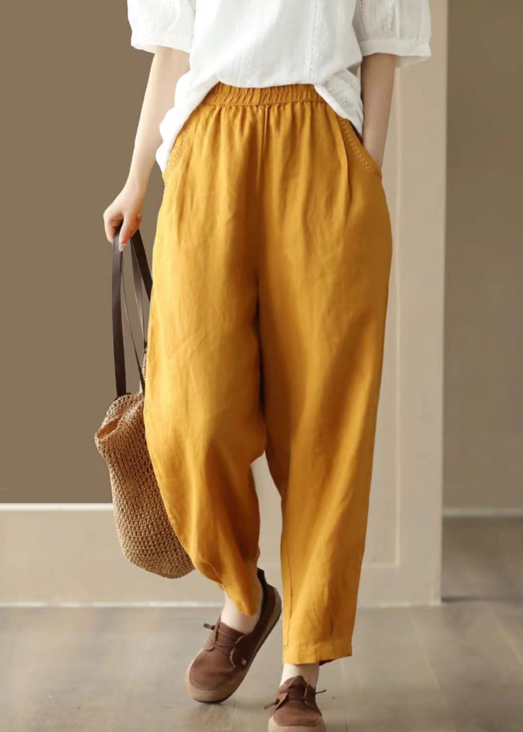 Effortlessly Elegant Pants with a Timeless Design