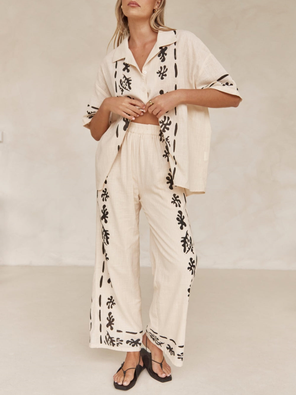 Effortlessly Elegant Pants with a Timeless Design