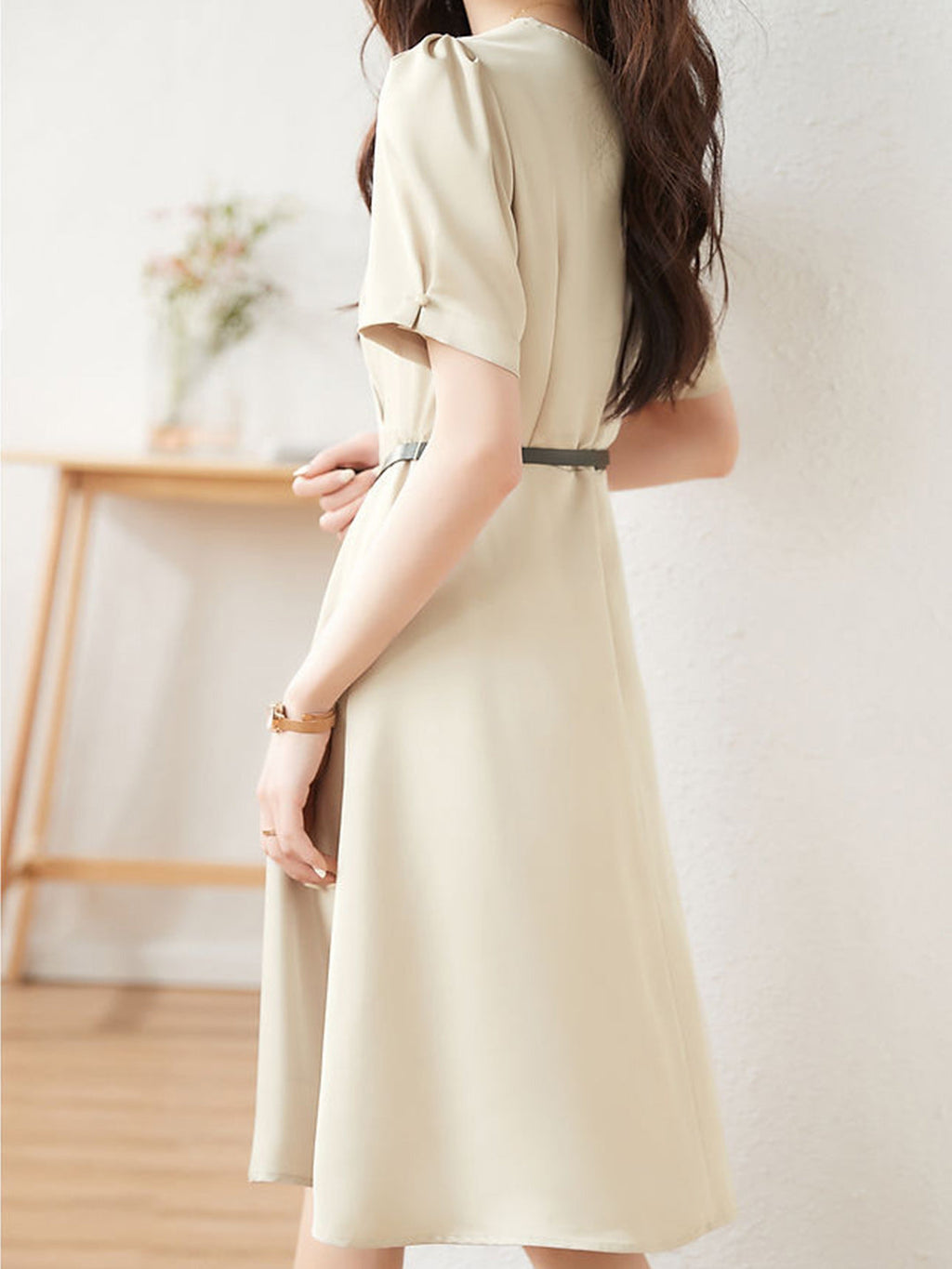 Effortlessly Elegant Dress with a Timeless Design