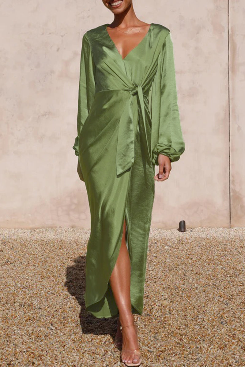 Beautifully Finished Dress in a Timeless Design