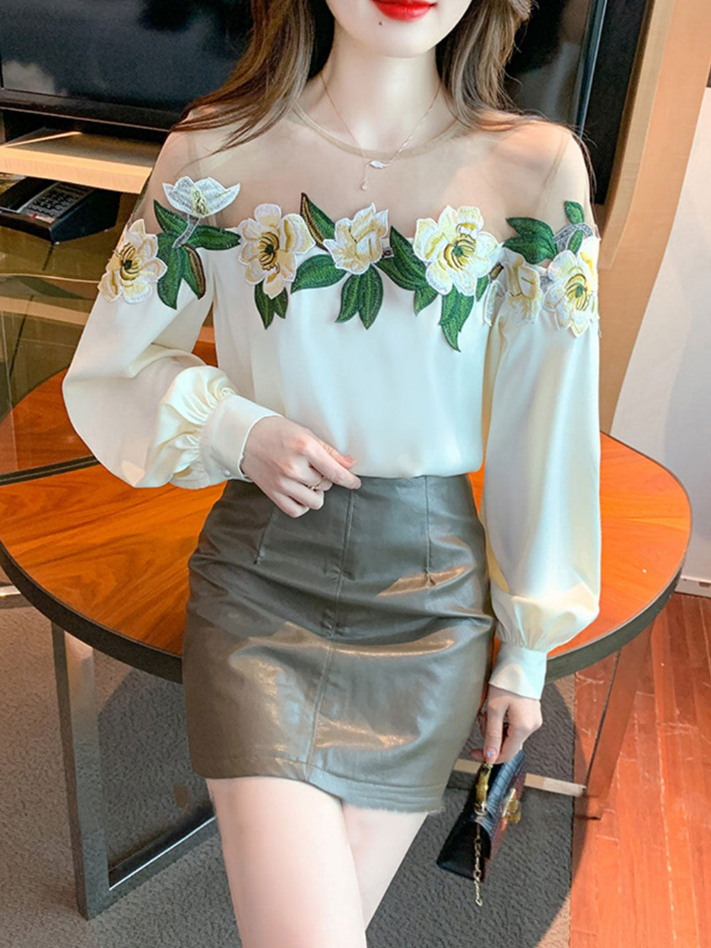Effortlessly Elegant Blouse with a Timeless Design
