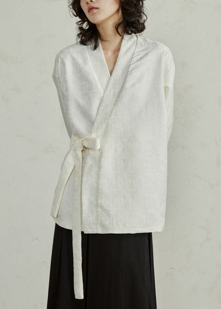 Well Tailored Top with a Graceful Silhouette