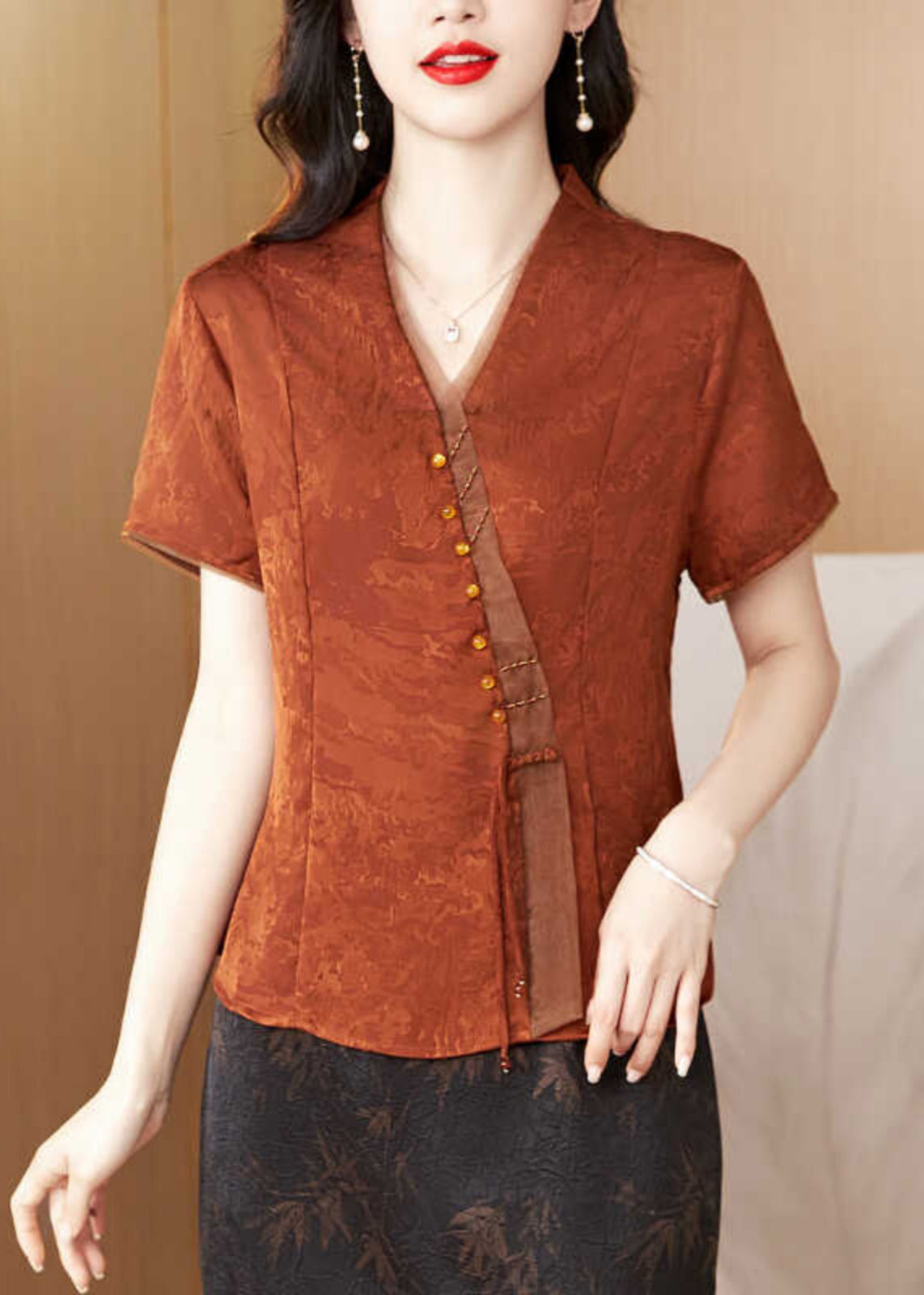 Well Tailored Blouse with a Graceful Silhouette