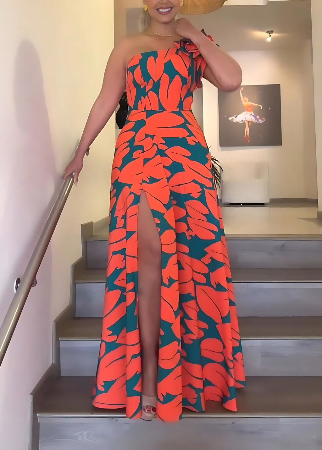 Beautifully Finished Dress in a Timeless Design