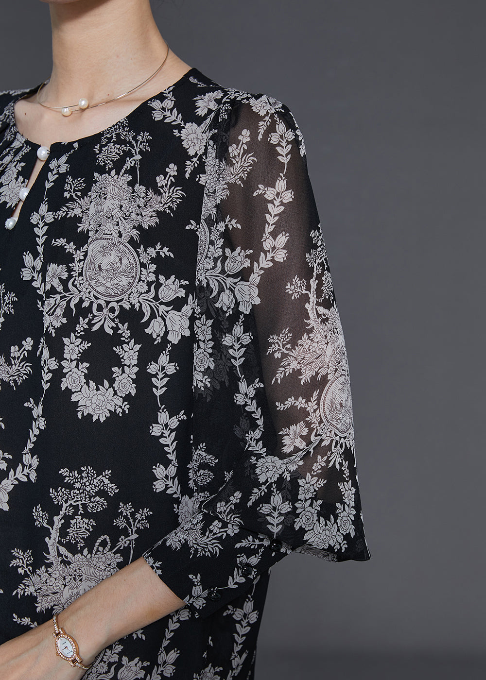 Well Tailored Top with a Graceful Silhouette
