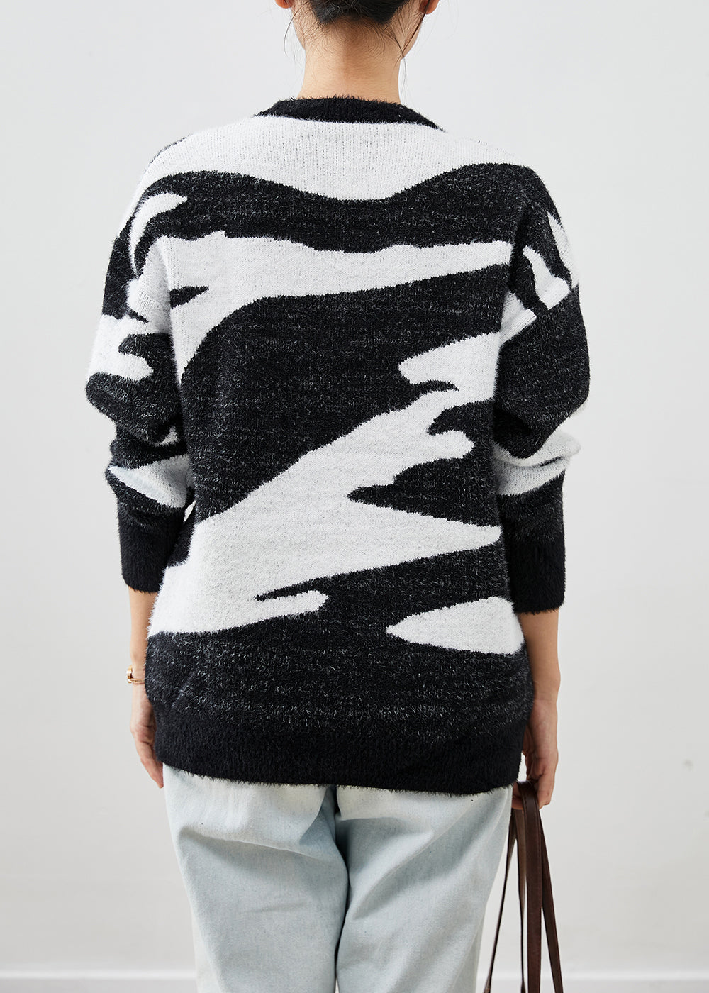 Well Tailored Sweater with a Graceful Silhouette