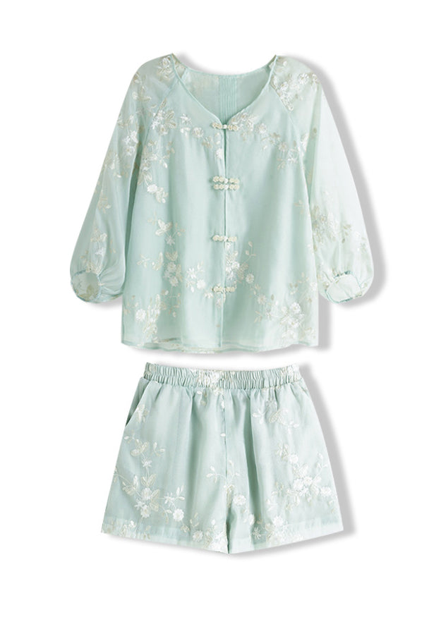 Effortlessly Elegant Top with a Timeless Design