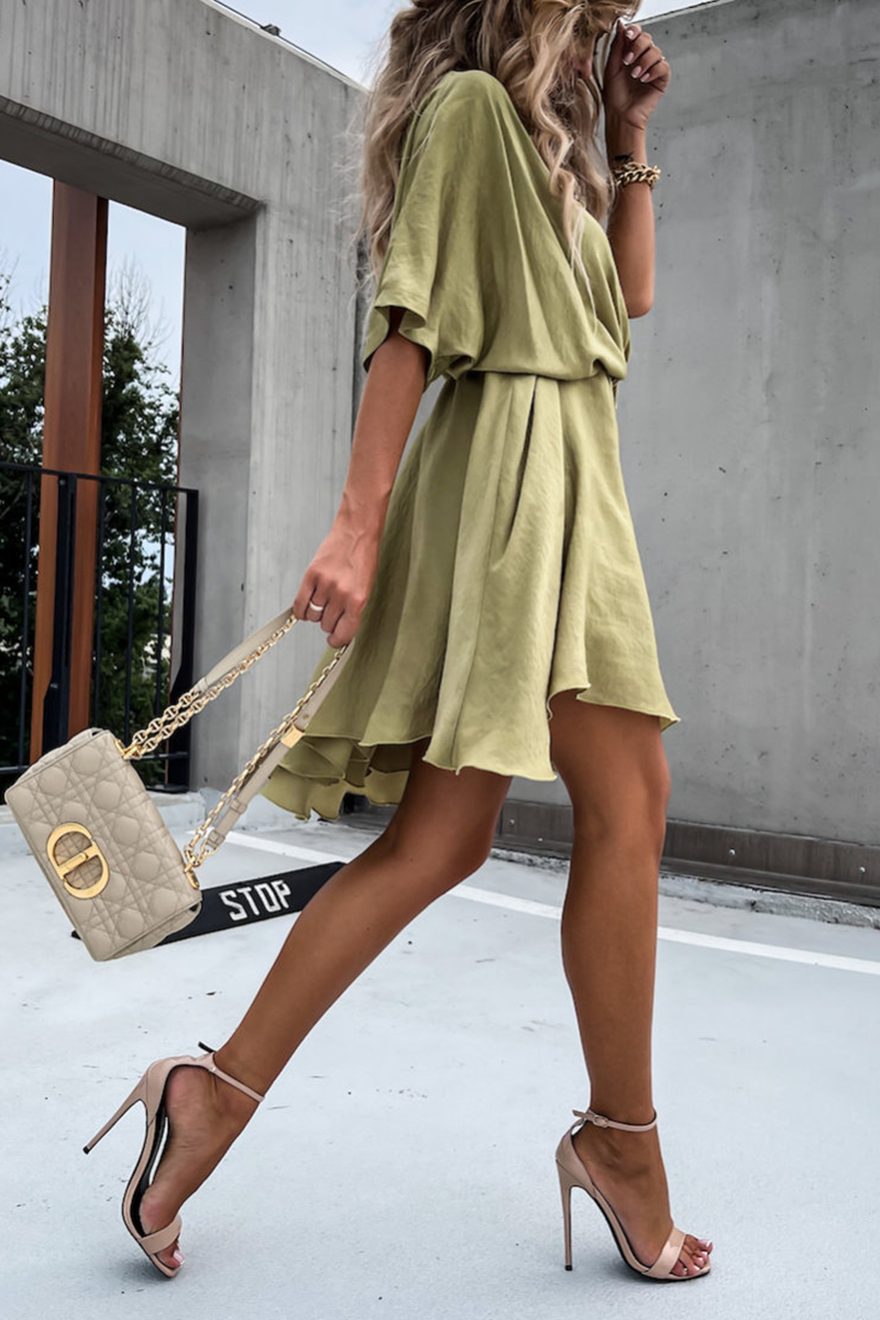 Effortlessly Elegant Dress with a Timeless Design