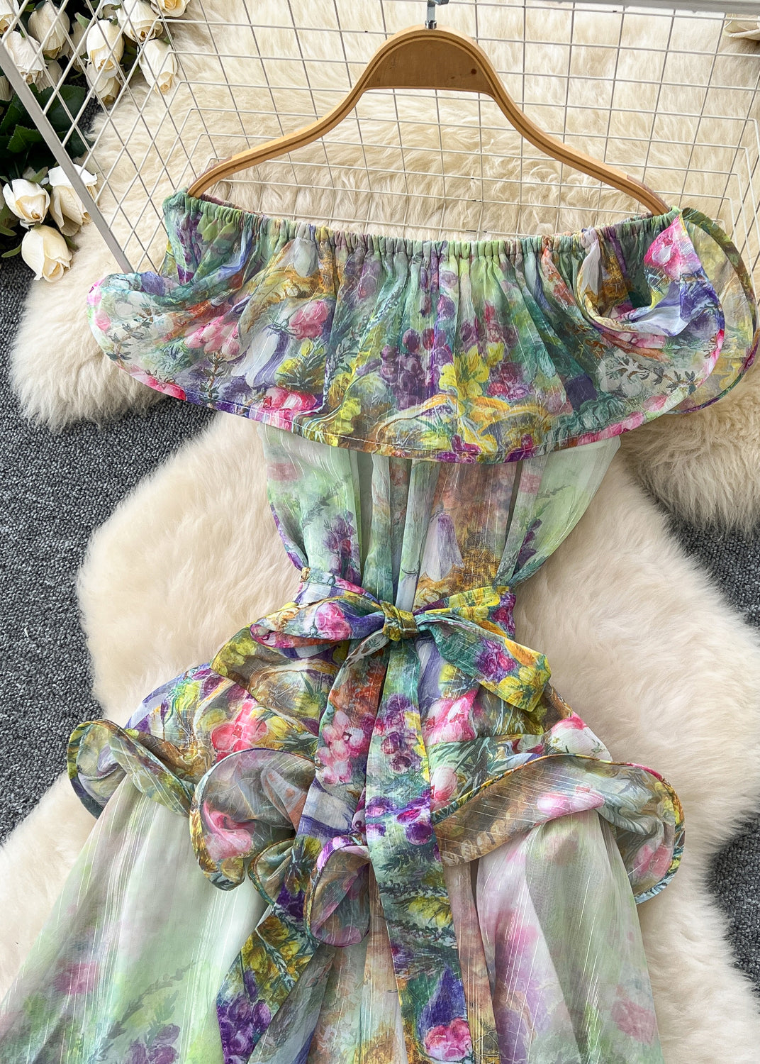 Beautifully Finished Dress in a Timeless Design