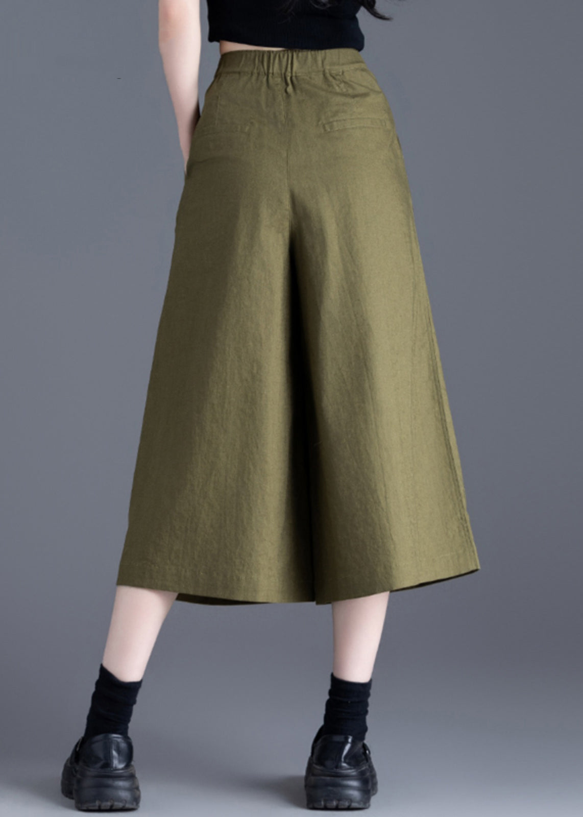 Effortlessly Elegant Pants with a Timeless Design