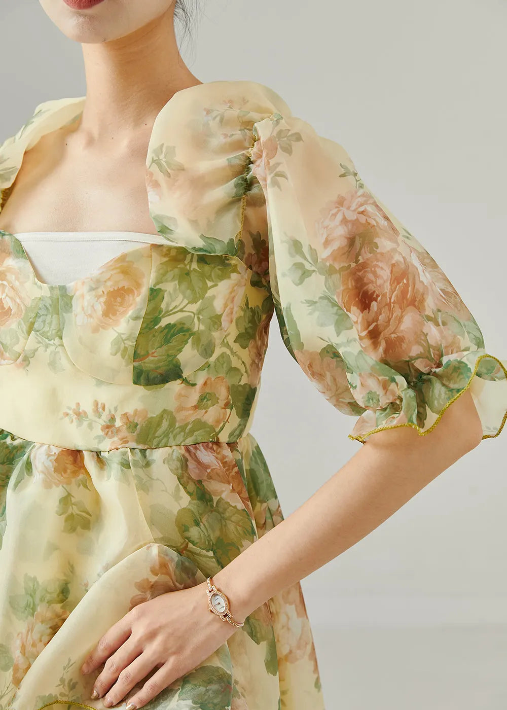 Beautifully Finished Dress in a Timeless Design