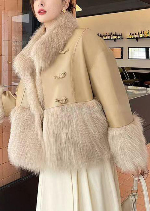 Well Tailored Coat with a Graceful Silhouette