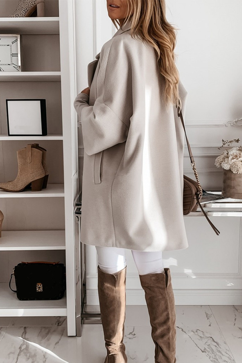 Well Tailored Coat with a Graceful Silhouette