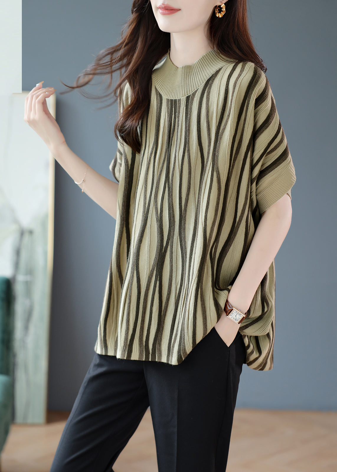 Well Tailored Sweater with a Graceful Silhouette