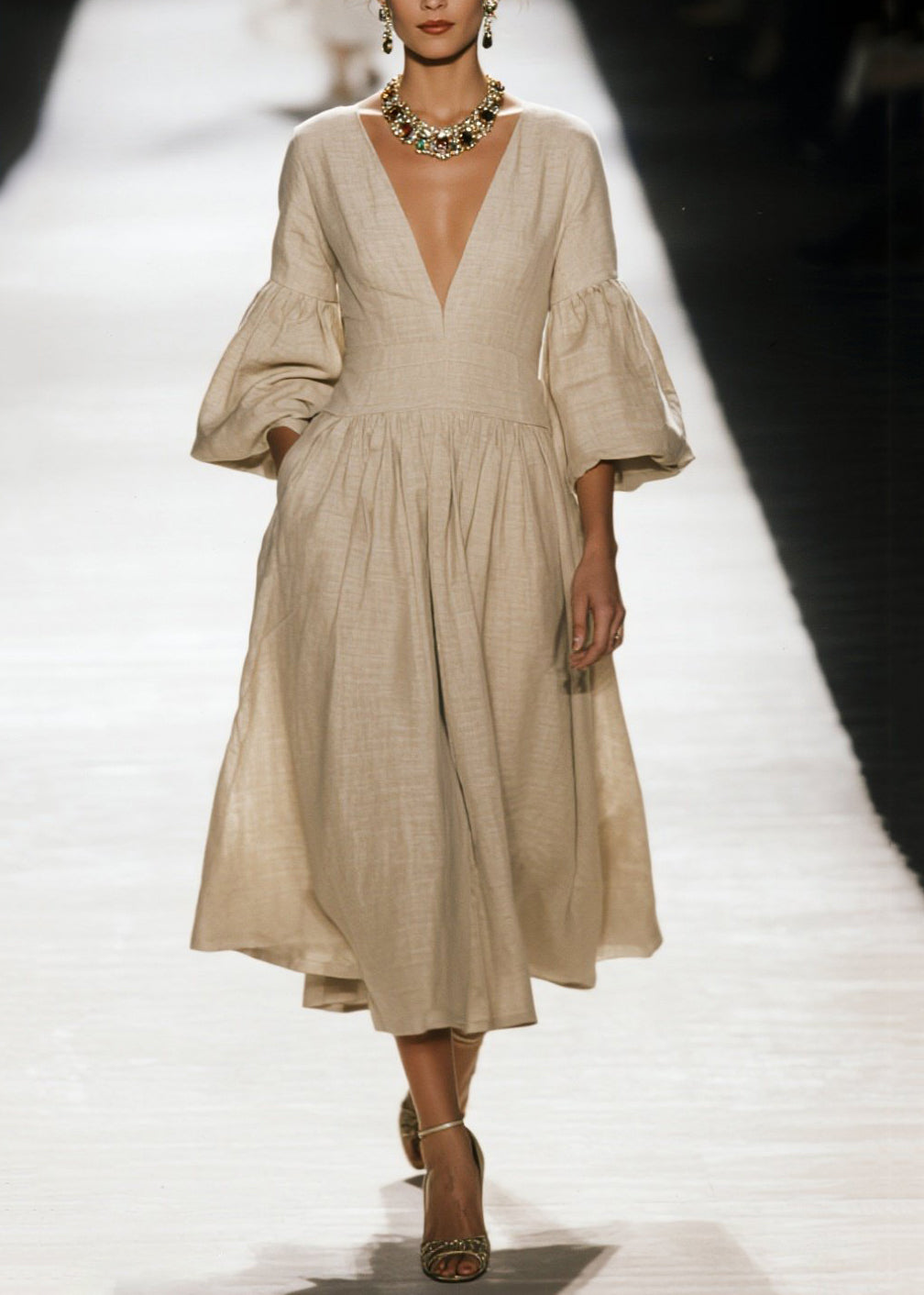 Effortlessly Elegant Dress with a Timeless Design