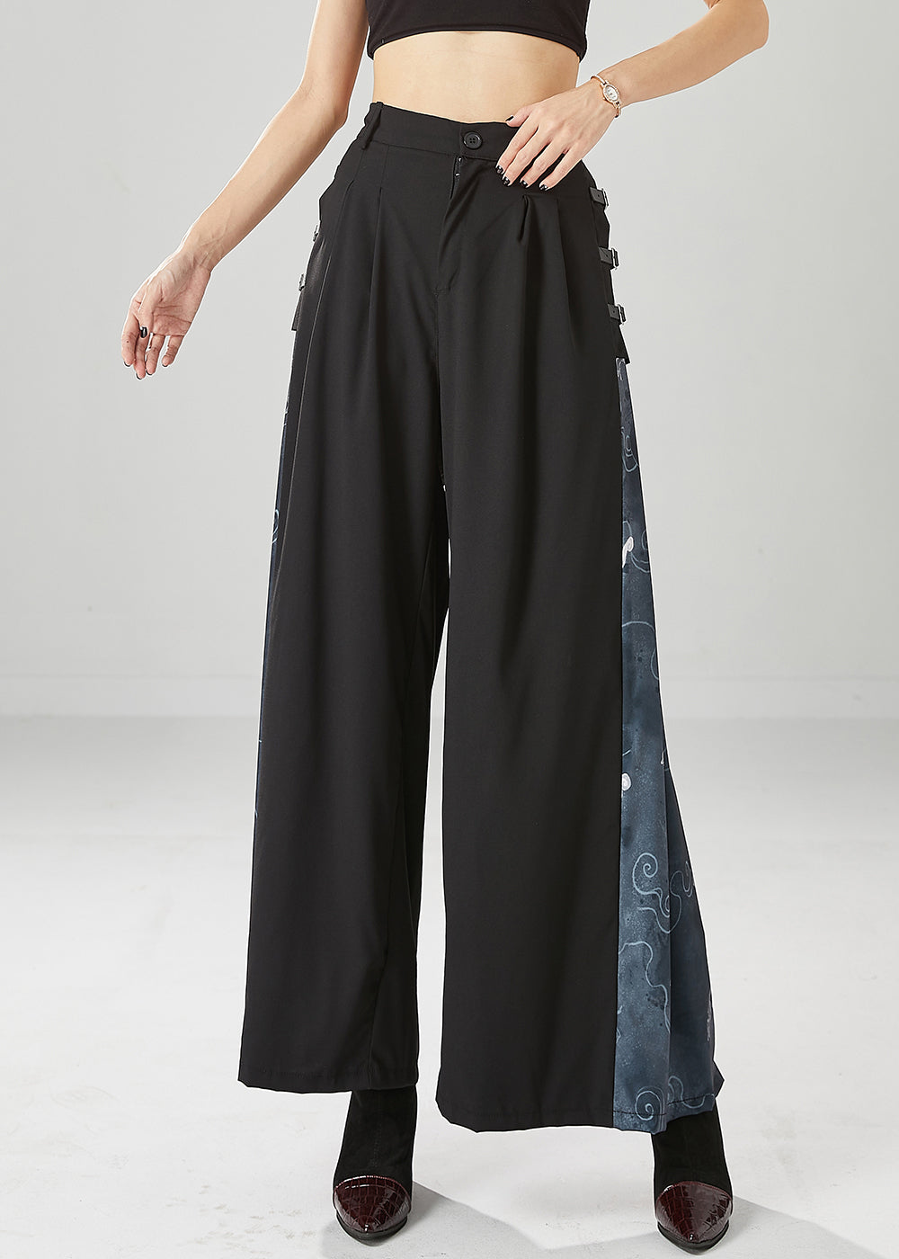 Effortlessly Elegant Pants with a Timeless Design