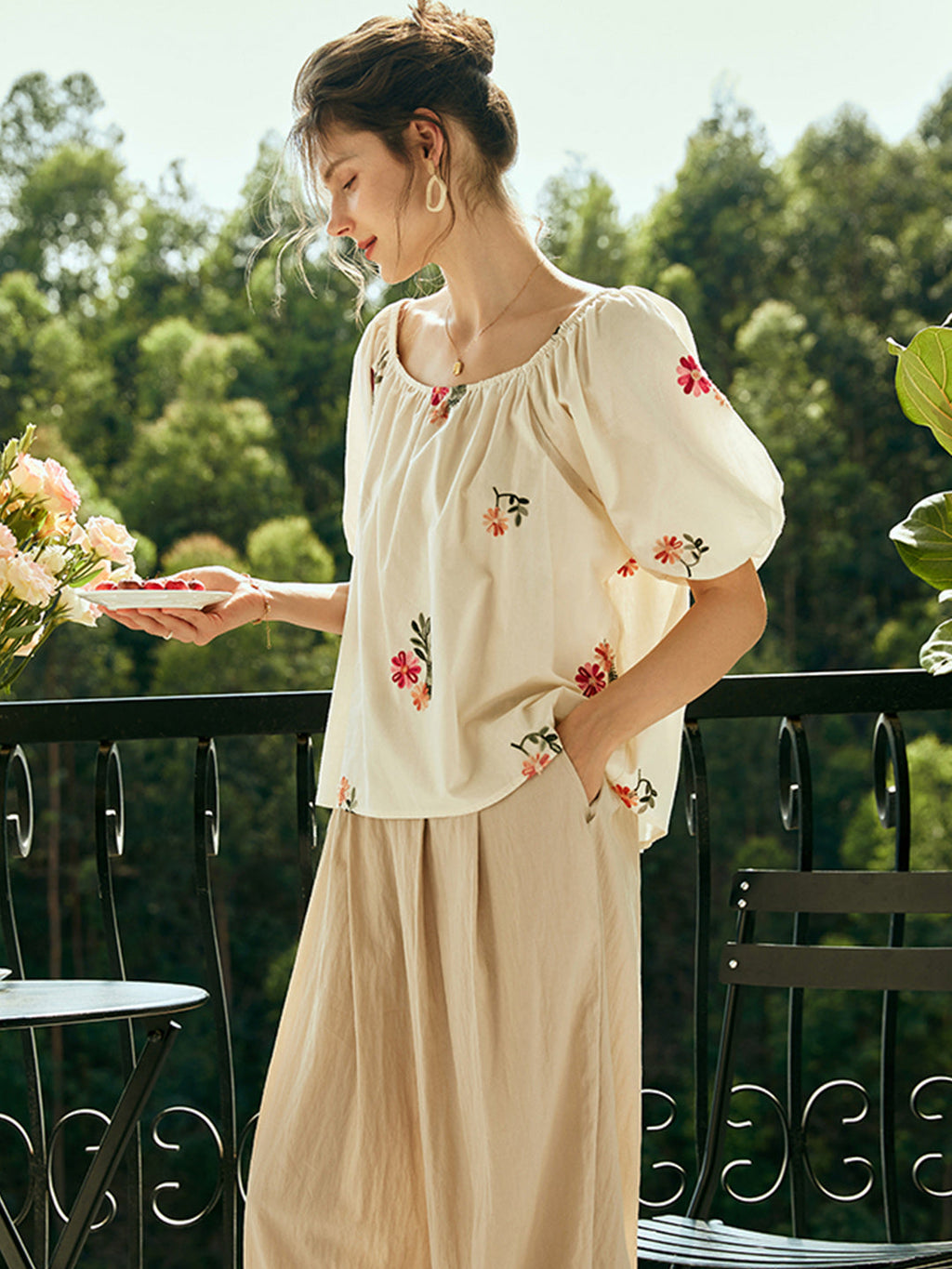 Well Tailored Top with a Graceful Silhouette