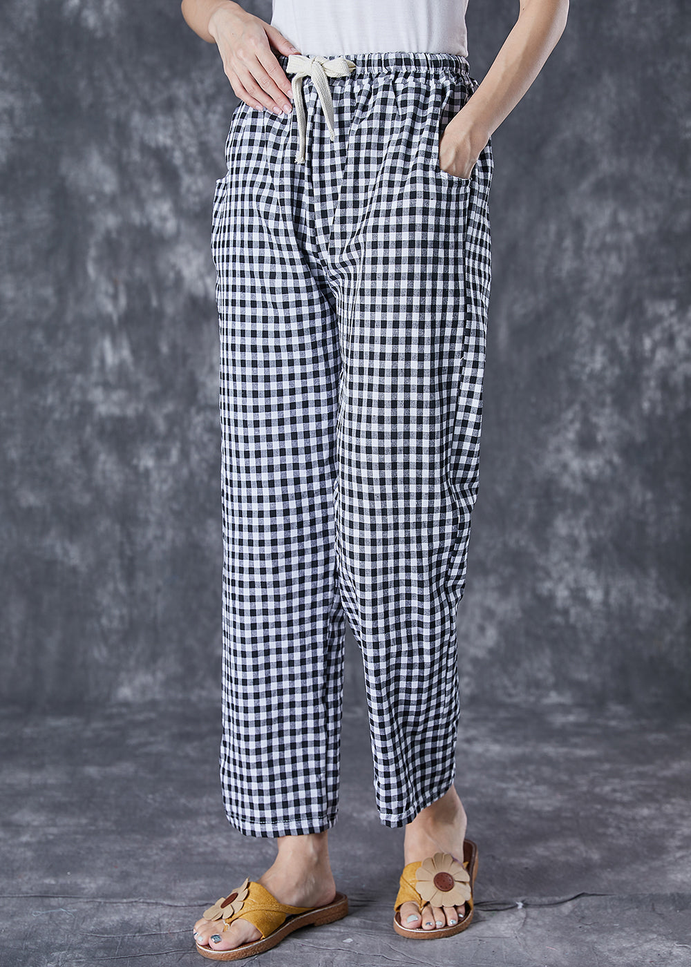 Effortlessly Elegant Pants with a Timeless Design