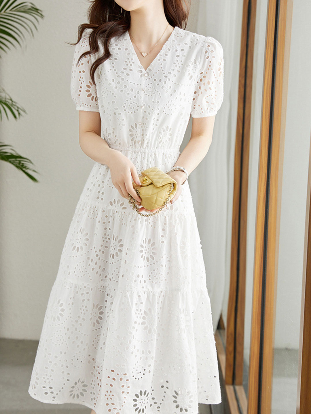 Effortlessly Elegant Dress with a Timeless Design