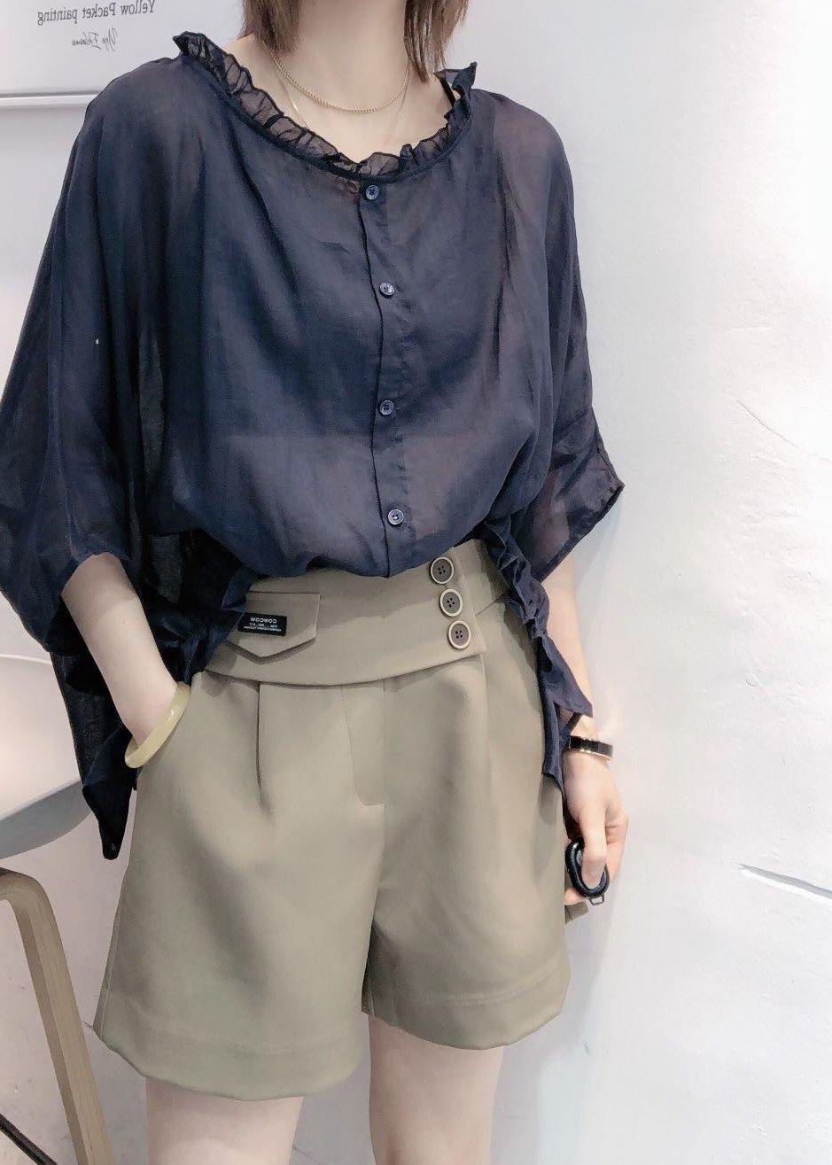 Effortlessly Elegant Blouse with a Timeless Design