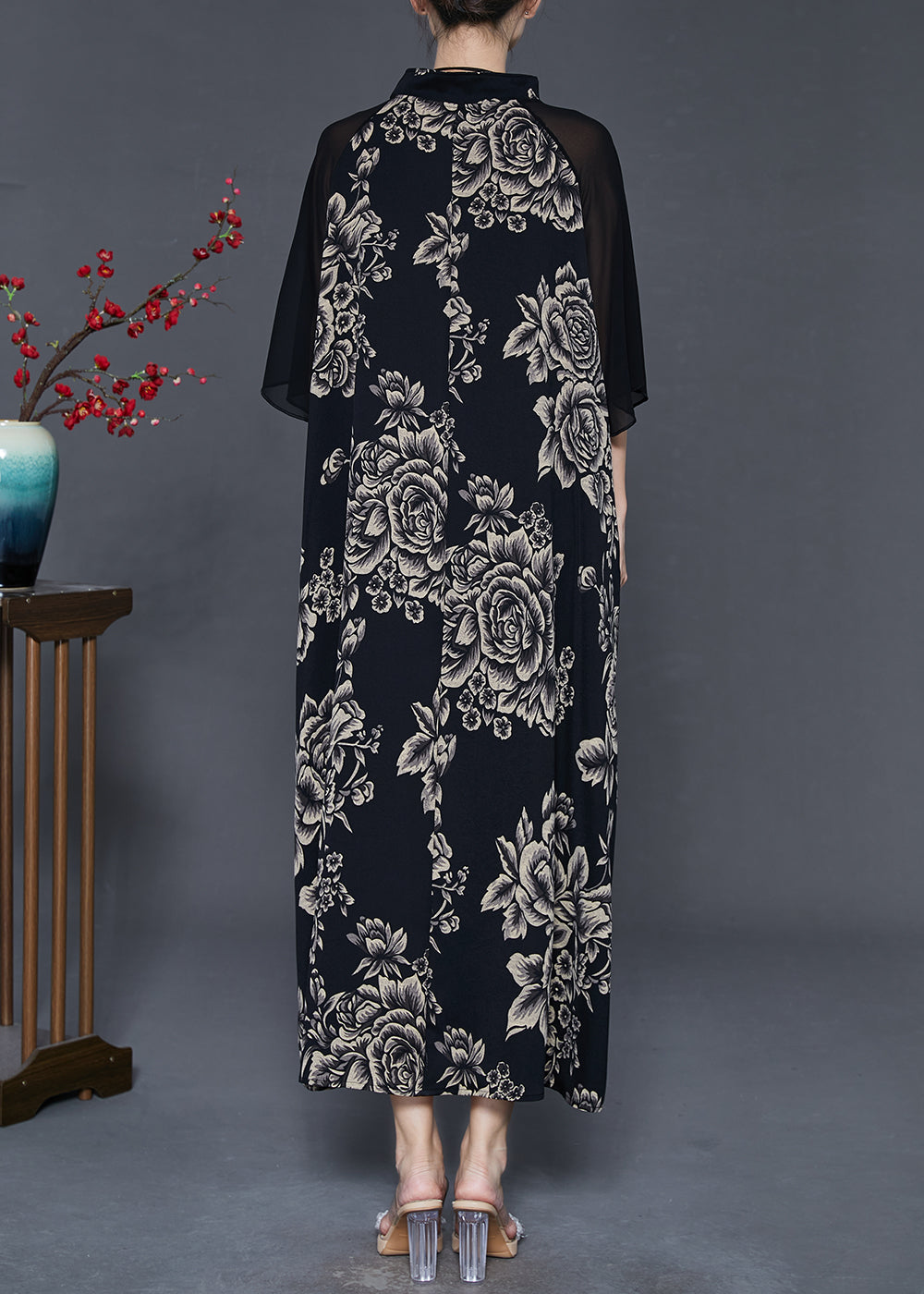 Beautifully Finished Dress in a Timeless Design