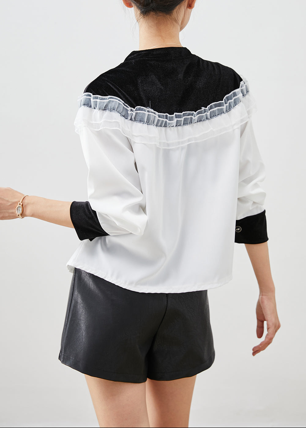 Effortlessly Elegant Shirt with a Timeless Design