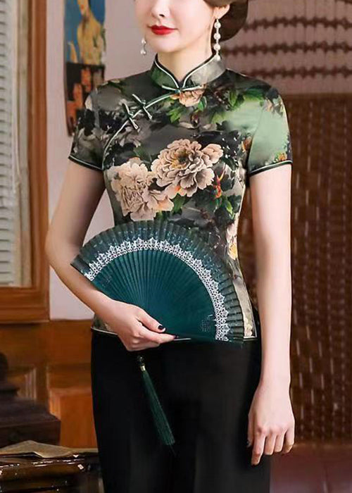 Well Tailored Top with a Graceful Silhouette